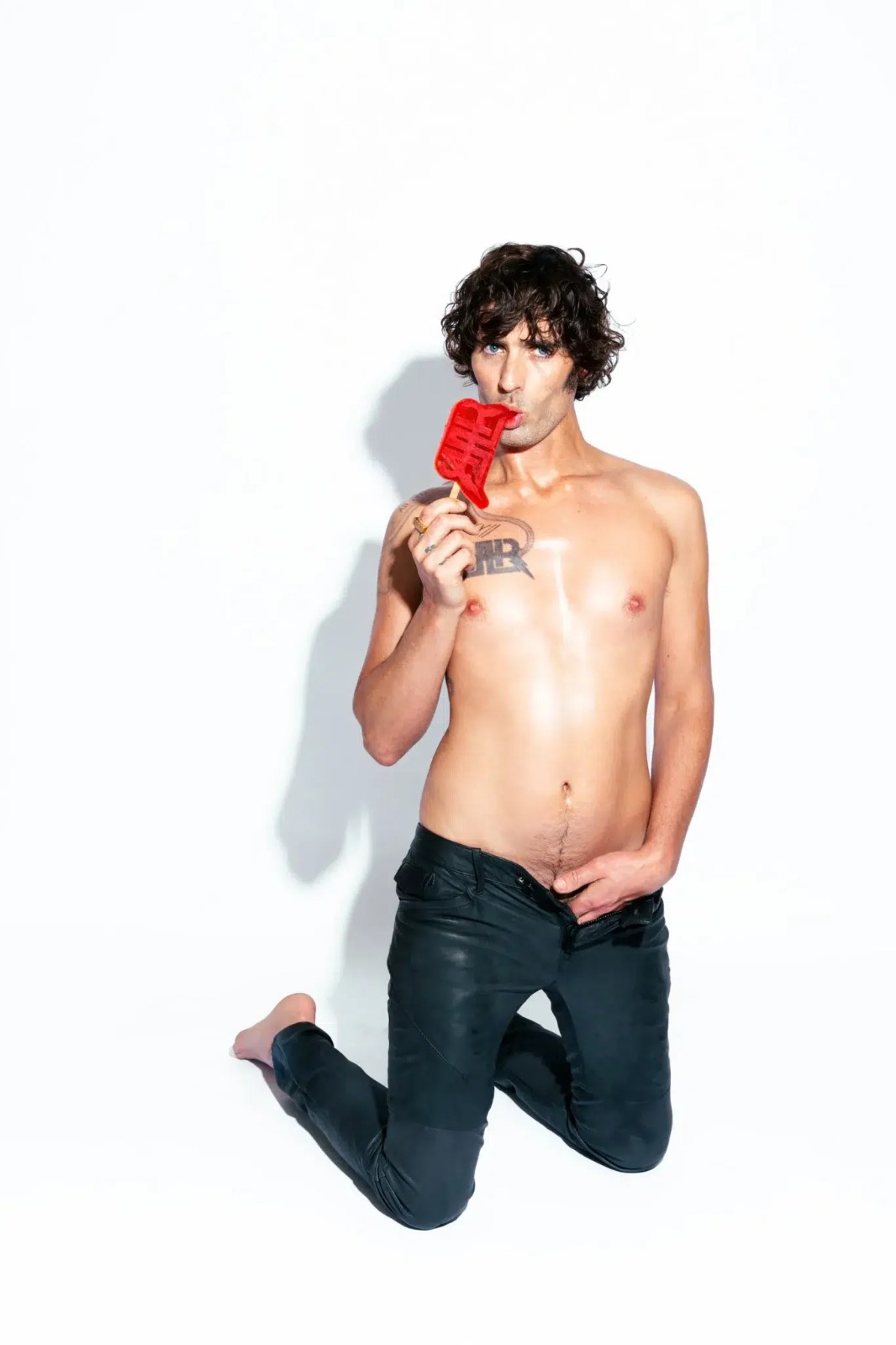 Vocalista da banda The All-American Rejects abre perfil em plataforma 18+