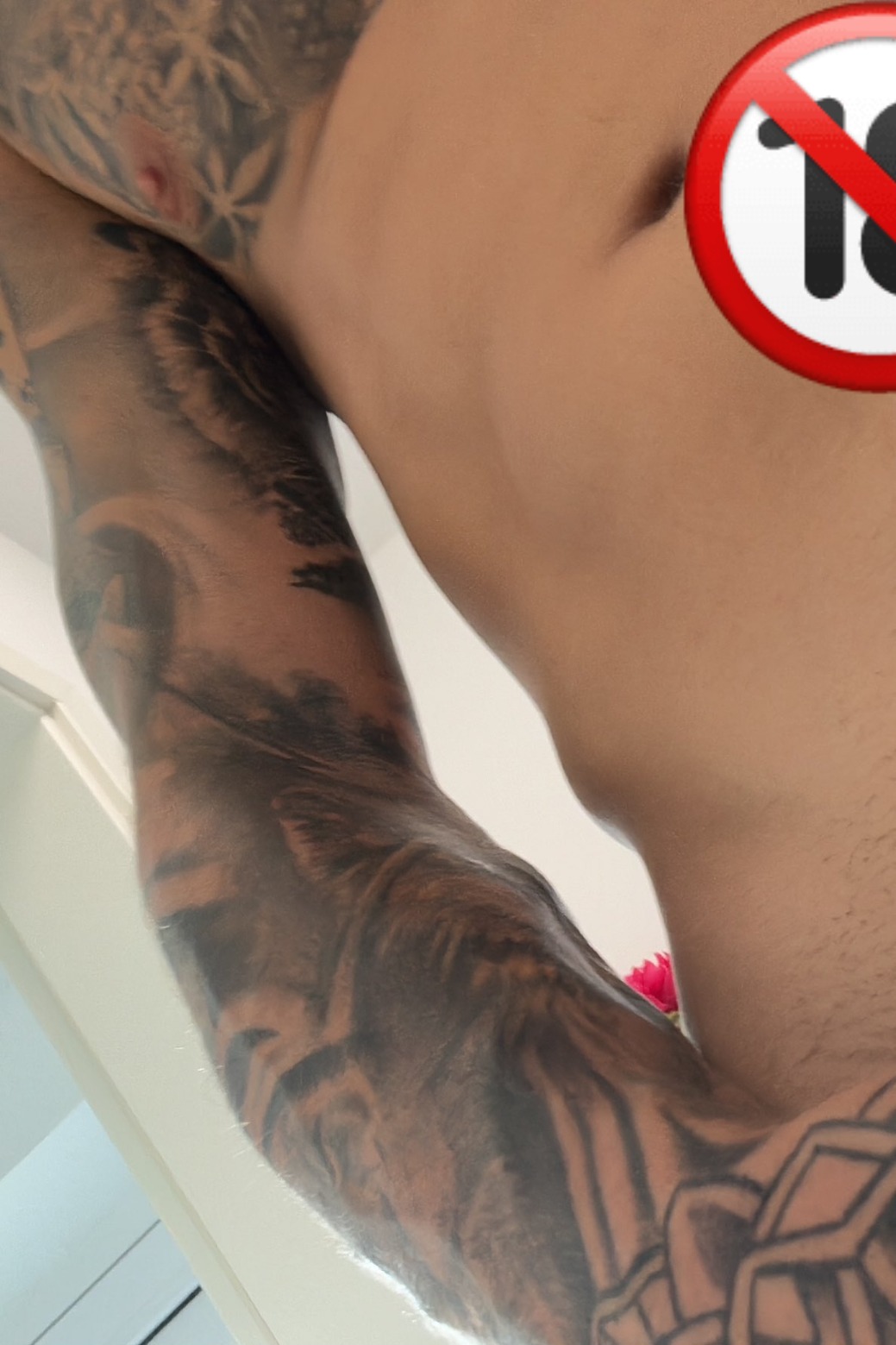 Ex-Fazenda Tiago Ramos volta às plataformas de conteúdo adulto com foto inédita