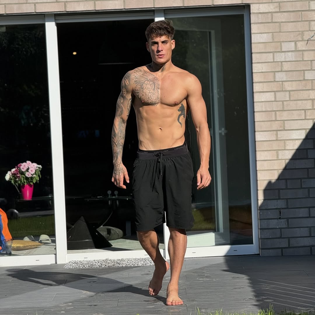 Ex-Fazenda Tiago Ramos volta às plataformas de conteúdo adulto com foto inédita