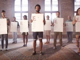 Voluntários seguram cartazes de campanha contra o preconceito a pessoas com HIV