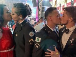 O beijo gay entre os dois membros da PM causou polêmica e Ministério Público investigará homofobia (Foto: Reprodução)