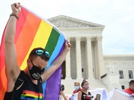 A decisão da Suprema Corte deverá ter grande impacto nos estimados 11,3 milhões de LGBTs de todo o país — Foto: Jim Watson/AFP