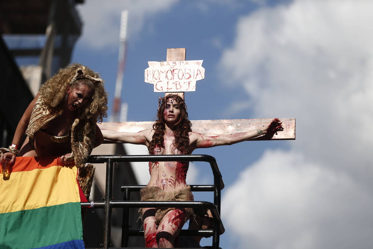 Atriz Viviany Beleboni encena crucificação de Jesus Cristo na 19ª Parada do Orgulho LGBT de São Paulo, em 2015 - Avener Prado/Folhapress