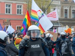 Polônia responde aos 50 embaixadores que pediram aceitação dos LGBTQIA+