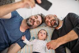 Projeto de lei garante registro de dupla maternidade ou paternidade a casais homoafetivos