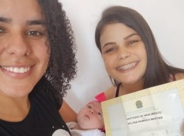 Casal de lésbicas consegue registrar filha em cartório após inseminação caseira