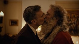 Comercial mostra Papai Noel em relacionamento gay; assista