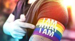 Amstel faz ação em bares de São Paulo e distribui braçadeiras de futebol com as cores da bandeira LGBTQIA+